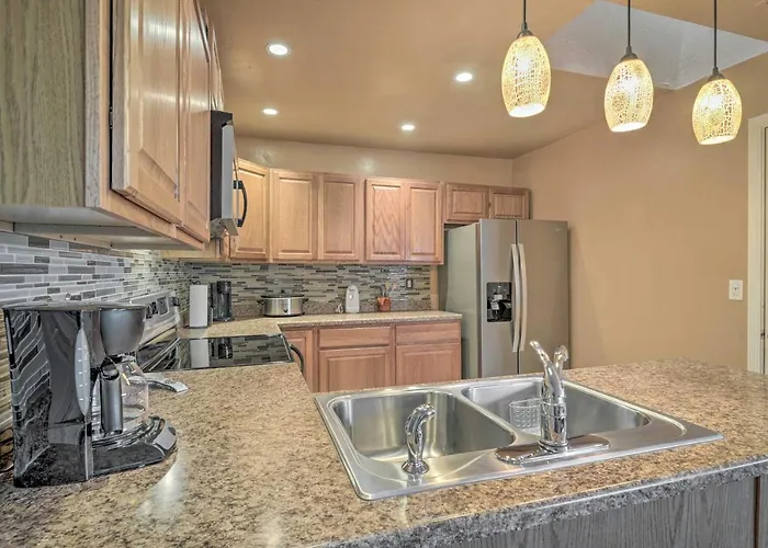 Ferienhaus Pet-friendly Townhome W/ Fireplace!