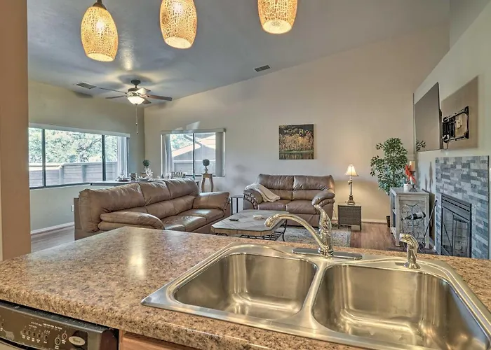 Ferienhaus Pet-friendly Townhome W/ Fireplace! *