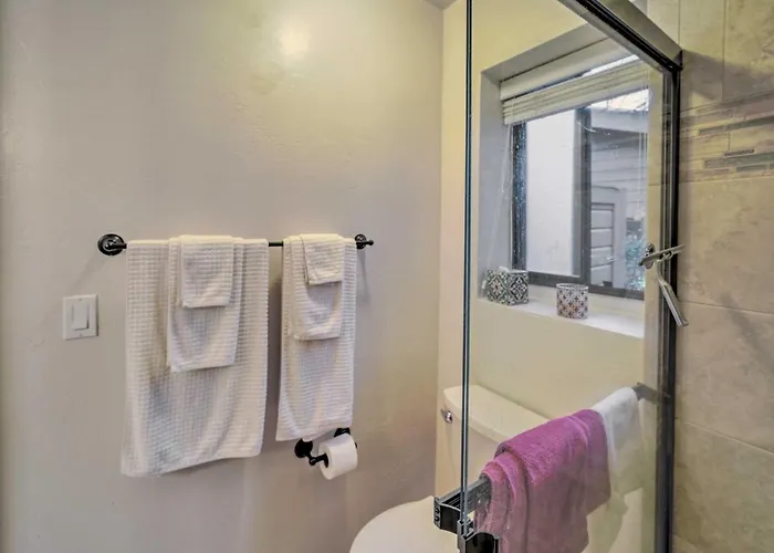 Pet-friendly Townhome W/ Fireplace!